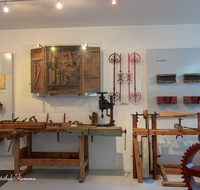 fileadmin/roha/images_galerie/orte_landschaft/Teisendorf/IN-Achthal/TEI-ACHT-MU-0009-00-01-D-roha-Teisendorf-Achthal-Museum-Schauraum-Werkstatt.png
