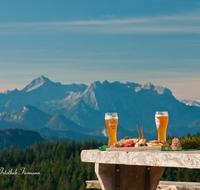 fileadmin/roha/images_galerie/orte_landschaft/Stoisser-Alm/Stoisser-Alm-kulinarisch/TEI-STO-GAS-0025-D-roha-Teisendorf-Stoisseralm-Brotzeit-Weissbier-Berge.png