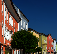 fileadmin/roha/images_galerie/orte_landschaft/Waging/WAG-0034-D-roha-Waging-am-See-Markt-Platz-Fassade.png