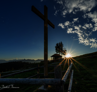 fileadmin/roha/images_galerie/orte_landschaft/Stoisser-Alm/SON-UN-STOI-0001-1618-01-D-roha-Sonnenuntergang-Stoisser-Alm-Kapelle-Kreuz.png