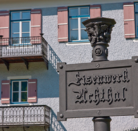 fileadmin/roha/images_galerie/orte_landschaft/Teisendorf/IN-Achthal/TEI-ACHT-0007-1-D-roha-Teisendorf-Achthal-Museum-Kunstguss-Eisen-Schild.png