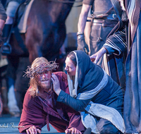 fileadmin/roha/images_galerie/orte_landschaft/Oberammergau/Passion/OBERA-PASS-0286-2021-03-D-roha-Oberammergau-Passion-Spiele-Jesus-Kreuz-Christus-Karfreitag-Maria-Schmerz.png