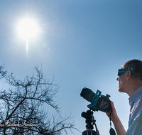 fileadmin/roha/images_galerie/stimmung-Sonne/Sonnenfinsternis-Mond/MEN-SO-FI-FOT-0004-D-roha-Mensch-Himmel-Sonnenfinsternis-Brille-Sofibrille-Fotograf.png