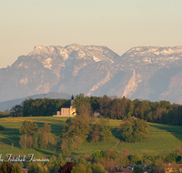 fileadmin/roha/images_galerie/orte_landschaft/Waging/WAG-MUEHLB-0015-5-D-roha-Waging-Maria-Muehlberg-Kirche-Untersberg-Sonnenuntergang.png