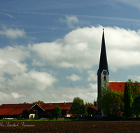 fileadmin/roha/images_galerie/orte_landschaft/Tittmoning/TITTM-KIRCHH-0001-D-roha-Tittmoning-Kirchheim-St-Georg-Acker-Fruehling-Kirche.png
