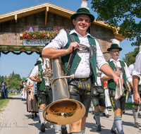 fileadmin/roha/images_galerie/orte_landschaft/Anger/Anger-Trachten-Musik-Fest/BR-FEST-ANG-MUS-TRACH-2018-08-19-1158-05-D-roha-Brauchtum-Fest-Anger-Trachtenverein-Musikkapelle-Festzug-Nussdorf.png