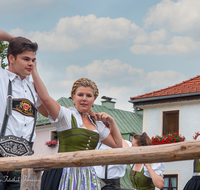 fileadmin/roha/images_galerie/brauchtum/Tracht/Trachtenverein_Anger/AN-DORFF-0001-1349-01-D-M-roha-Anger-Dorffest-Tracht-Tanz-Dirndl-Bua-Zwoasteirer.png