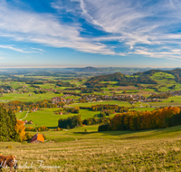 fileadmin/roha/images_galerie/orte_landschaft/Anger/Anger/AN-PAN-FUER-0008-P-D-roha-Anger-Panorama-Fuermannalm-Hoegl-Herbst.png