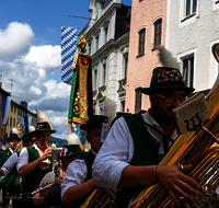 fileadmin/roha/images_galerie/orte_landschaft/Teisendorf/Gaufest-GauverbandI-Freitag14.-Sonntag23.Juli2023/BR-GAUFEST-TEIS-2023-3-1140-1-D-roha-Tracht-Gaufest-Teisendorf.png