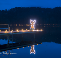 fileadmin/roha/images_galerie/brauchtum/Weihnachten-Laternenzauber-Anger/BR-WEIH-HOE-LA-2016-11-26-1704-D-roha-Brauchtum-Weihnachten-Hoeglwoerth-See-Anger-Laternenzauber-Engel.png