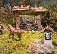 fileadmin/roha/images_galerie/brauchtum/Weihnachten-Krippen/Piding/BR-WEIH-KRI-PID-07-D-roha-Brauchtum-Weihnachten-Krippe-Piding-Schmied-Pferd.png