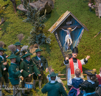 fileadmin/roha/images_galerie/brauchtum/Weihnachten-Krippen/Piding/BR-WEIH-KRI-PID-MAI-06-D-roha-Brauchtum-Weihnachten-Krippe-Piding-Musikkapelle-Maiandacht-Wegkreuz.png