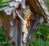 fileadmin/roha/images_galerie/kirche_religion/Petting/KKKM-PETT-STAUS-0004-D-roha-Wegkreuz-Petting--Ringham.png