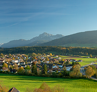 fileadmin/roha/images_galerie/orte_landschaft/Teisendorf/TEI-NORD-WEST-PAN-0017-D-P-roha-Teisendorf-Panorama-Untersberg-Fuderheuberg-Hochstaufen-Teisenberg.png