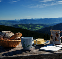 fileadmin/roha/images_galerie/orte_landschaft/Stoisser-Alm/Stoisser-Alm-kulinarisch/TEI-STO-GAS-0100-0301-D-roha--Stoisser-Alm-Butterbrot.png