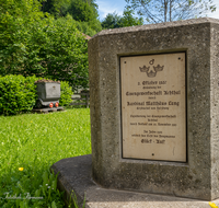 fileadmin/roha/images_galerie/orte_landschaft/Teisendorf/IN-Achthal/TEI-ACHT-0024-01-D-roha-Teisendorf-Achthal-Museum-Gedenktafel.png