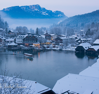 fileadmin/roha/images_galerie/orte_landschaft/Berchtesgaden/Koenigssee/BGD-KOE-SEELAEN-NA-2016-1630-01-D-roha-Berchtesgaden-Koenigssee-Seelaende-Nacht-Untersberg-Boot-Winter.png
