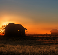 fileadmin/roha/Lieblingsbilder-making/SO-AU-HAARM-0031-0749-02-D-roha-Sonne-Sonnenaufgang-Haarmoos-Nebel-Stadel.png