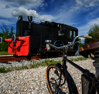 fileadmin/roha/images_galerie/orte_landschaft/Freilassing/FREIL-KREISV-EISB-0022-D-roha--Freilassing-Eisenbahn-Kreisverkehr-Lokomotive.png
