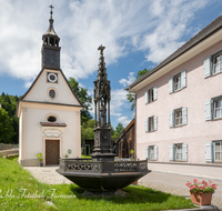 fileadmin/roha/images_galerie/orte_landschaft/Teisendorf/IN-Achthal/TEI-ACHT-0011-02-D-roha-Teisendorf-Achthal-Kapelle-Brunnen-Wohnhaus.png