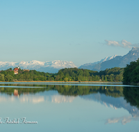 fileadmin/roha/images_galerie/orte_landschaft/Abtsdorf-Abtsdorfer-See/ABTS-0014-D-roha-Abtsdorf-See-Tennengebirge-Wasser-Kirche.png