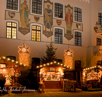fileadmin/roha/images_galerie/brauchtum/Weihnachten/Christkindlmarkt-Bad-Reichenhall/BAD-REI-CHRIST-0001-1-D-roha-Bad-Reichenhall-Rathaus-Platz-Christkindlmarkt.png