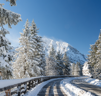 fileadmin/roha/images_galerie/orte_landschaft/Berchtesgaden/Rossfeld-Goell/BGD-ROSSF-STR-WI-0001-D-roha-Berchtesgaden-Rossfeld-Strasse-Winter-Hoher-Goell.png