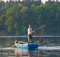 fileadmin/roha/images_galerie/Freizeit-Sport/FISCH-ABTSD-0042-D-roha-Fischer-Boot-Wasser-Laufen-Leobendorf-Abtsdorfer-See-Angel-Rute.png