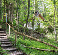 fileadmin/roha/images_galerie/kirche_religion/Teisendorf/KKKM-TEIS-0076-100-D-roha-Kapelle-Teisendorf-Lourdesgrotte-Wanderweg-Treppe.png