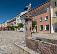 fileadmin/roha/images_galerie/orte_landschaft/Tittmoning/TITTM-0020-0-3465-D-roha-Tittmoning-Stadtplatz-StorchenBrunnen.jpg