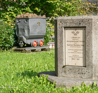 fileadmin/roha/images_galerie/orte_landschaft/Teisendorf/IN-Achthal/TEI-ACHT-0025-D-roha-Teisendorf-Achthal-Museum-Gedenktafel-Lore-Hunt.png