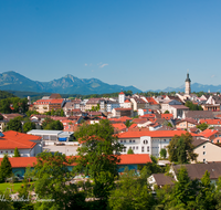 fileadmin/roha/images_galerie/orte_landschaft/Traunstein/TRAUN-0007-D-roha-Traunstein-Panorama-Stadt-Chiemgauer-Berge.png