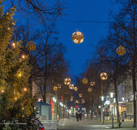 fileadmin/roha/images_galerie/orte_landschaft/Freilassing/FREIL-FUSSG-WEIH-0020-1648-D-roha-Freilassing-Fussgaengerzone-Christkindlmarkt-Weihnachten.jpg