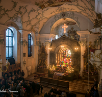 fileadmin/roha/images_galerie/brauchtum/Ostern/Herrengrab_Hoeglwoerth/BR-HEILIGGR-HOEGLW-AND-0003-03-2017-0820-D-roha-Brauchtum-Karfreitag-Kirche-Heiliggrab-Hoeglwoerth-Andacht.png