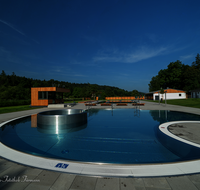 fileadmin/roha/images_galerie/orte_landschaft/Teisendorf/Schwimmbad/TEI-SCHWIMMB-2025-4714-D-roha-Teisendorf-Schwimmbad.png