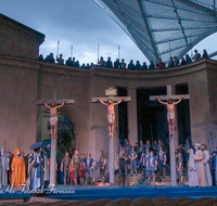 fileadmin/roha/images_galerie/orte_landschaft/Oberammergau/Passion/OBERA-PASS-0331-D-roha-Oberammergau-Passion-Spiele-Jesus-Kreuz-Christus-Karfreitag.png