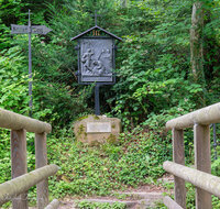 fileadmin/roha/images_galerie/kirche_religion/Ainring-Kreuzweg/KKKM-AINR-KR-03-0001-06-D-roha-Kreuzweg-Ainring-Kirche-Wald-Steg.jpg
