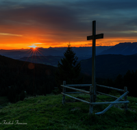 fileadmin/roha/images_galerie/orte_landschaft/Stoisser-Alm/SON-AU-STOISS-A-0005-0654-2-D-roha-Sonnenaufgang-Stoisser-Alm-Teisenberg.png