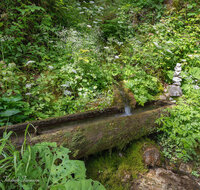 fileadmin/roha/images_galerie/Wasser-Brunnen/LANDA-BRUN-ANG-KOHLH-0001-2-D-roha-Landart-Brunnen-Wasser-Teisenberg-Kohlhaeuslstrasse.jpg