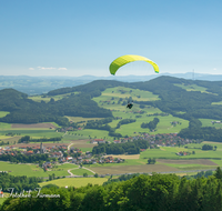 fileadmin/roha/images_galerie/orte_landschaft/Anger/Anger/AN-PAN-FUER-GL-1010-01-D-roha-Anger-Panorama-Fuermann-Alm-Gleitschirm-Flieger.png