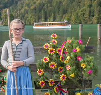 fileadmin/roha/images_galerie/brauchtum/Almabtrieb/Almabtrieb-Koenigssee/BR-ALMAB-BGD-2015-1010-01-D-roha-Brauchtum-Almabtrieb-Koenigssee-Salet-Schoenau-Fuikl-Seelaende-Schiff.png