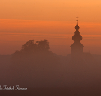 fileadmin/roha/images_galerie/stimmung-Sonne/STIM-THUND-0004-D-roha-Stimmung-Sonnenaufgang-Thundorf-Ainring-Zwiebelturm.png