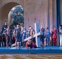 fileadmin/roha/images_galerie/orte_landschaft/Oberammergau/Passion/OBERA-PASS-0278-01-D-roha-Oberammergau-Passion-Spiele-Jesus-Kreuz-Christus-Karfreitag-Kreuzweg.png