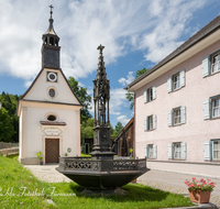 fileadmin/roha/images_galerie/orte_landschaft/Teisendorf/IN-Achthal/TEI-ACHT-0011-02-D-roha-Teisendorf-Achthal-Kapelle-Brunnen-Wohnhaus.png