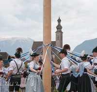 fileadmin/roha/images_galerie/brauchtum/Maibaum/Anger-Hoeglwoerth/BR-MAIB-ANG-2017-1624-01-D-M-roha-Brauchtum-Maibaum-Anger-Bandltanz.png