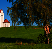 fileadmin/roha/images_galerie/orte_landschaft/Frasdorf/FRAS-GREIM-0002-D-roha-Frasdorf-Greimelberg-Kirche-St-Florian-Chiemgau-Wegkreuz.png