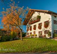 fileadmin/roha/images_galerie/architektur-Haeuser/HAEU-BAU-TEI-GUG-0003-D-roha-Bauernhaus-Teisendorf-Guggenberg-Blumenschmuck.png