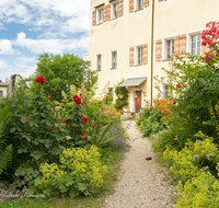 fileadmin/roha/images_galerie/orte_landschaft/Laufen/LAUF-STIFTSK-GART-0008-D-roha-Laufen-Stiftskirche-Garten-Blumen-Weg.png