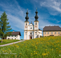 fileadmin/roha/images_galerie/orte_landschaft/Oberndorf_-_Oesterreich/OBERND-MAR-BUEH-0001-D-roha-Oberndorf-Maria-Buehel-Wallfahrtsort-Blumenwiese-Kirche-Wegkreuz.png