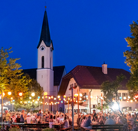 fileadmin/roha/images_galerie/orte_landschaft/Piding/Piding-Feste-Theater-usw/PID-LEU-BR-2019-2140-D-roha-Piding-Leuchtbrunnenfest-Musikkapelle-Petersplatz-Rupertusbrunnen.png